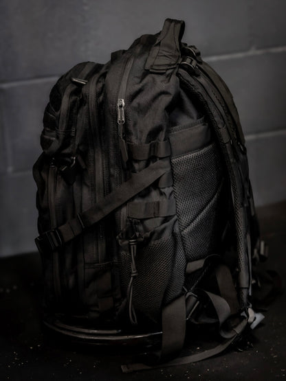 UnFed Club 45L Stealth Black backpack interior layout with meal prep containers